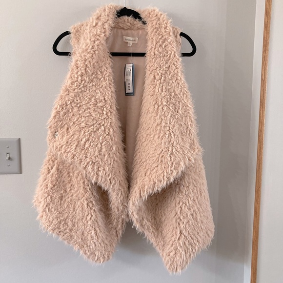 Rewind Jackets & Blazers - NWT Rewind Faux Fur Nude Vest L
